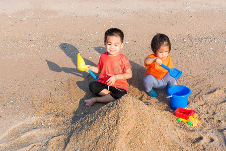 兄妹两个孩子搞笑挖沙子玩玩具