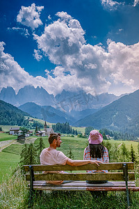 夫妇在意大利多洛米蒂山度假，意大利多洛米蒂山地区的圣马格达莱纳村 Val di Funes