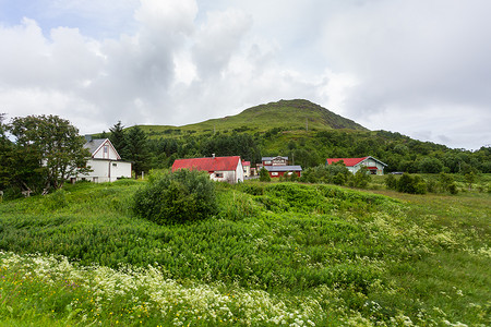 黄昏的村庄摄影照片_美丽的斯堪的纳维亚风景，有草地、山脉和村庄。