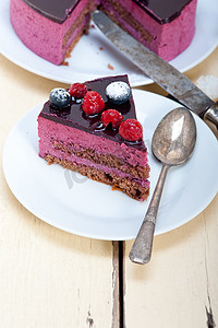 霜果实摄影照片_蓝莓和覆盆子蛋糕慕斯甜点