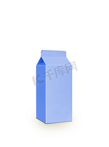 奶盒摄影照片_每半升蓝色牛奶盒，隔离在白色