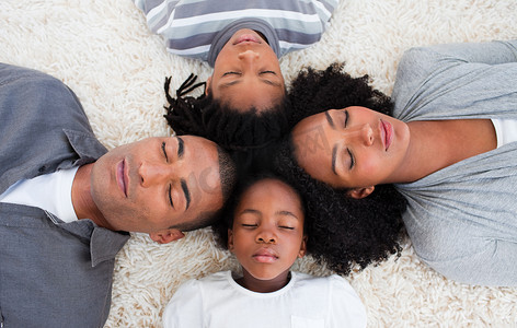 美国黑人家庭头一起睡在地板上