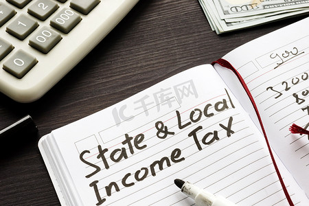 写在便条上的州和地方所得税。