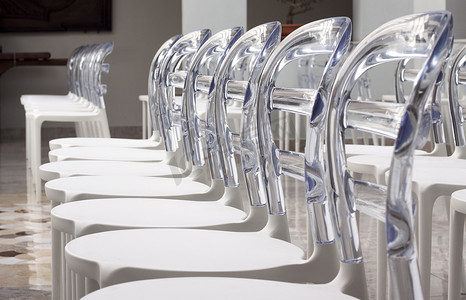 行现代塑料设计的椅子