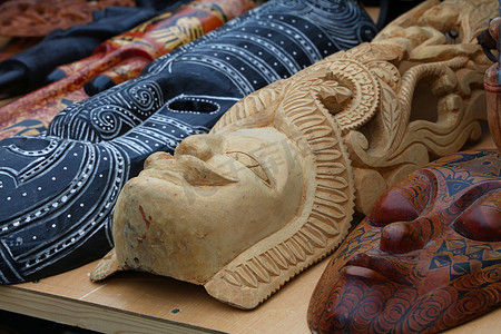 零售市场上的民族木雕面具