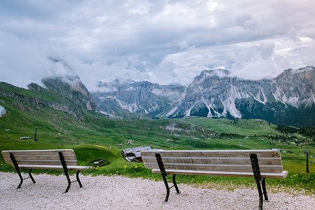 一对夫妇在 Italien Dolomites 度假远足，在 Seceda 峰上欣赏美景。