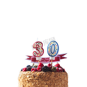 覆盆子黑莓生日蛋糕，白色背景上有 30 号蜡烛，还有文字的复制空间