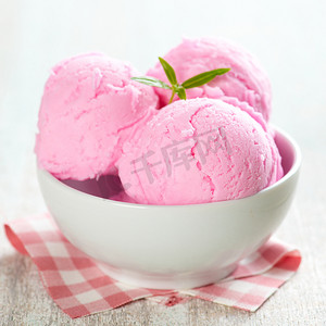 球冰淇淋摄影照片_粉色冰淇淋碗