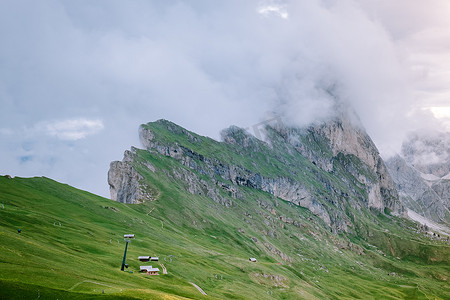 一对夫妇在 Italien Dolomites 度假远足，在 Seceda 峰上欣赏美景。