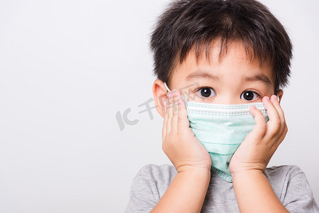 健康用药摄影照片_特写亚洲人脸，小男孩生病他用药 h