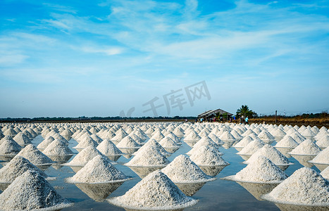 泰国的海盐农场和谷仓。
