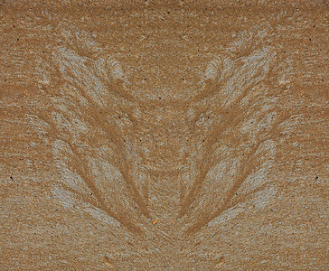 由水 f 的沙子和砾石制成的蝴蝶翅膀的剪影