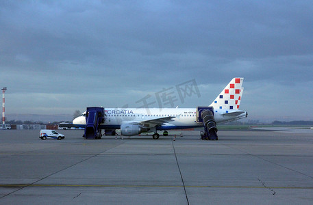 萨格勒布地勤人员为克罗地亚航空公司 A319 提供服务