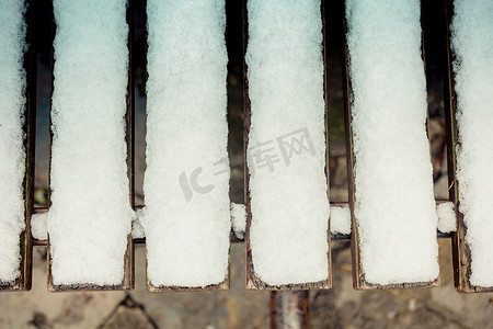 冬天街道长椅上的白雪