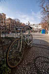 西班牙格拉纳达 bibarrambla 广场停放的自行车
