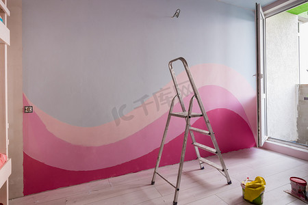 原画摄影照片_修复儿童房，墙壁原画为淡蓝色和粉红色