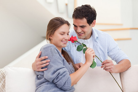 未婚夫摄影照片_年轻人向他的未婚夫献上一朵玫瑰