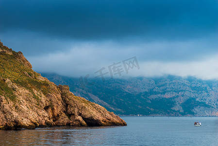 自然海景 — 岩石海岸、平静的海面和戏剧性的天空