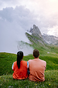 套路摄影照片_一对夫妇在 Italien Dolomites 度假远足，在 Seceda 峰上欣赏美景。