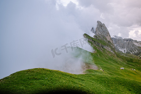 一对夫妇在 Italien Dolomites 度假远足，在 Seceda 峰上欣赏美景。