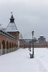 建筑纪念碑：2018 年冬季图拉克里姆林宫 Ivanovsky 门塔和 Nikitskaya 塔的景观。
