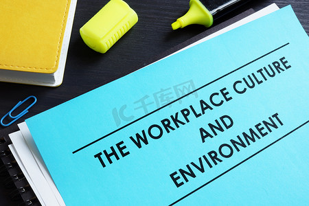 公司文化摄影照片_办公桌上的工作场所文化和环境报告。