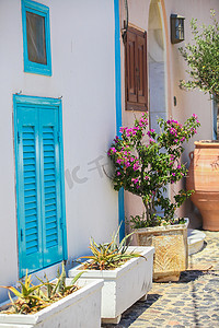 希腊圣托里尼首府费拉的美丽石路，有古老的传统房屋