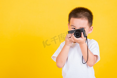 孩子男孩拿着照片相机紧凑做拍照