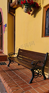 黄墙街道上的木凳