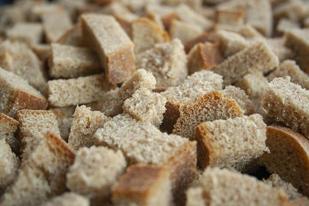 方块面包摄影照片_切成方块的黑面包片饼干