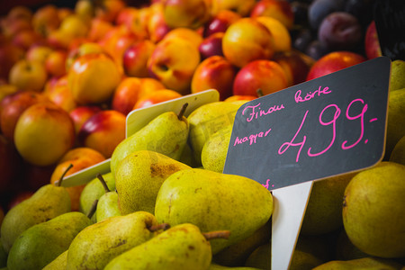 杂货市场摊位上的梨和桃子
