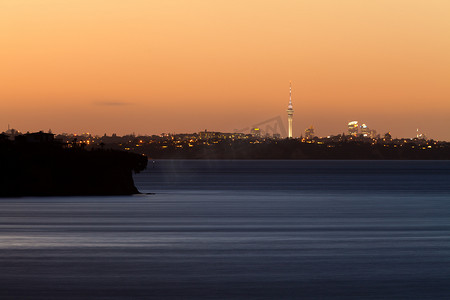 日落后奥克兰 NZ 遥远的城市光天际线