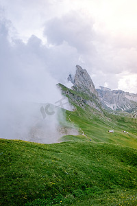 一对夫妇在 Italien Dolomites 度假远足，在 Seceda 峰上欣赏美景。