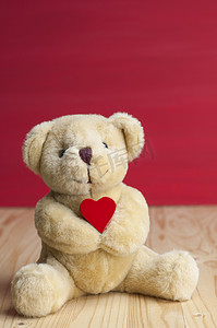 玩具小熊摄影照片_小熊抱着红心。