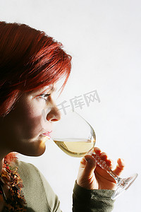女人酒摄影照片_拿着一杯酒的女人