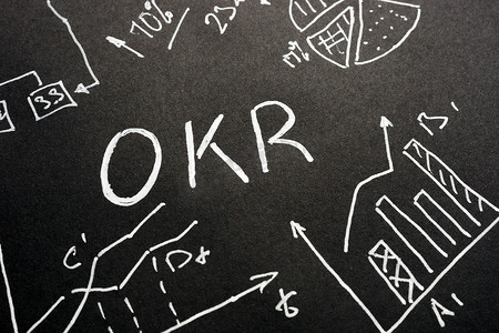 OKR - 目标关键结果在工作表上手写的字母。