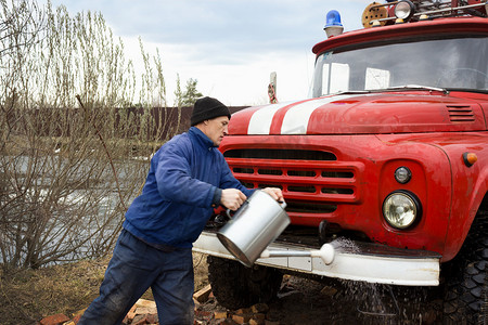 水的司机洗涤老消防车