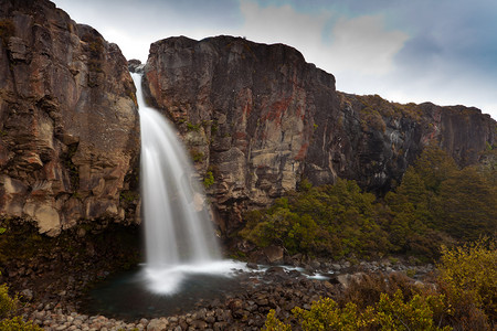 塔拉纳基山摄影照片_新西兰汤加里罗国家公园的塔拉纳基瀑布