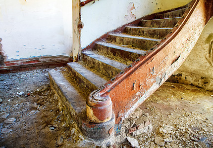 在一个废弃的房子里的旧楼梯