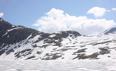 挪威结冰的湖面和雪山