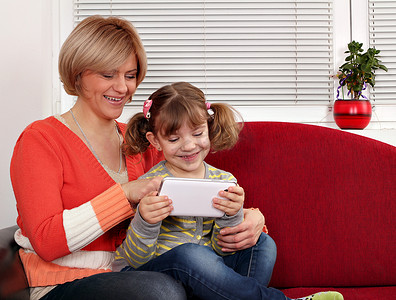 幸福的母女与平板电脑家庭场景