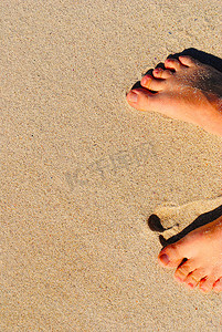 佛脚摄影照片_脚踩在沙子里