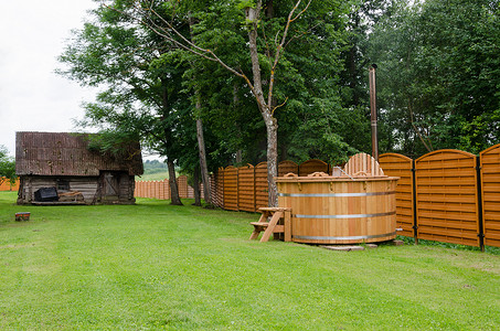 木制摄影照片_木制热水浴缸水农村院子。