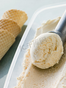 带圆锥和勺子的香草冰淇淋