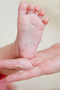 精致妈妈摄影照片_妈妈的手和宝宝的脚