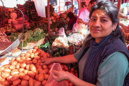 买水果摄影照片_买一些蔬菜和水果的女人