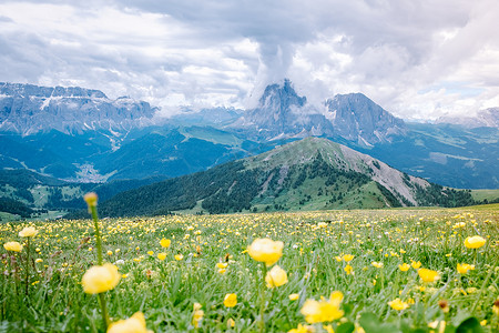 一对夫妇在 Italien Dolomites 度假远足，在 Seceda 峰上欣赏美景。