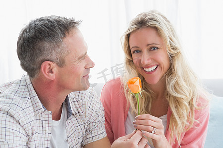 男人在沙发上给女朋友送玫瑰