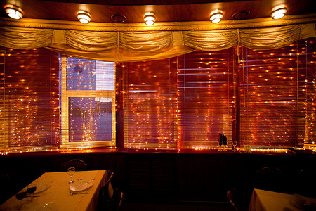 餐厅窗户的灯光