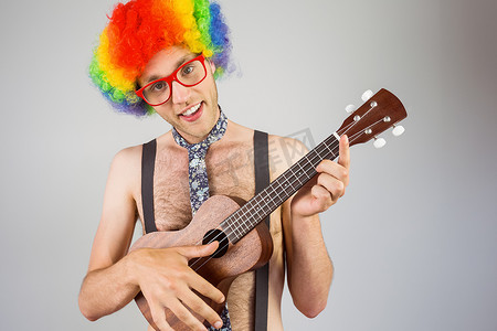 极客嬉皮士在弹吉他的黑人彩虹假发